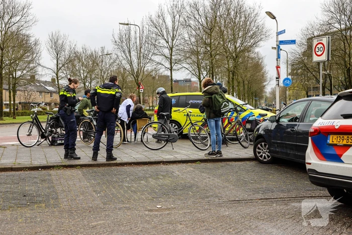 Twee fietsers komen met elkaar in botsing