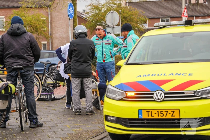 Twee fietsers komen met elkaar in botsing