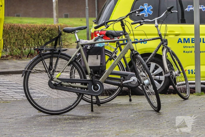 Twee fietsers komen met elkaar in botsing