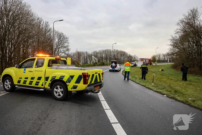 Mini Cooper uitgebrand op afrit van snelweg