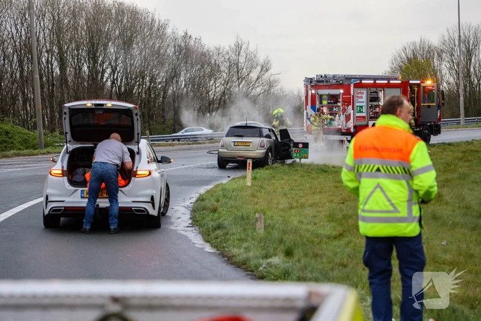 Mini Cooper uitgebrand op afrit van snelweg