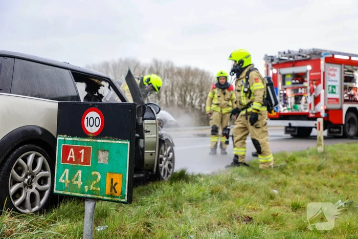 Mini Cooper uitgebrand op afrit van snelweg