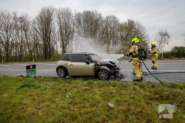 Mini Cooper uitgebrand op afrit van snelweg