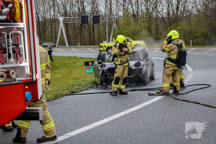 Mini Cooper uitgebrand op afrit van snelweg