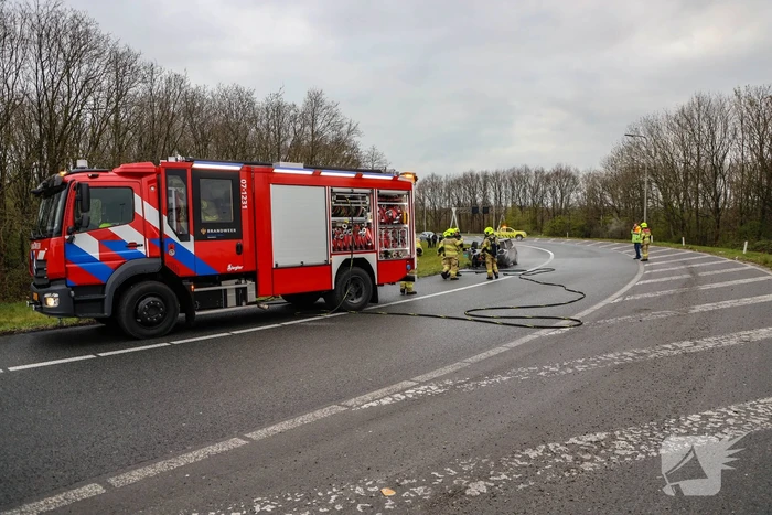 Mini Cooper uitgebrand op afrit van snelweg