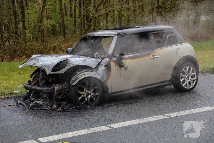 Mini Cooper uitgebrand op afrit van snelweg