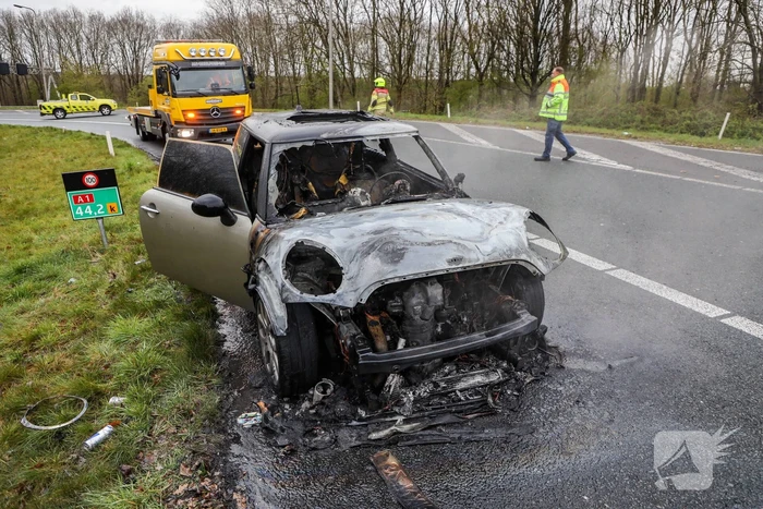 Mini Cooper uitgebrand op afrit van snelweg