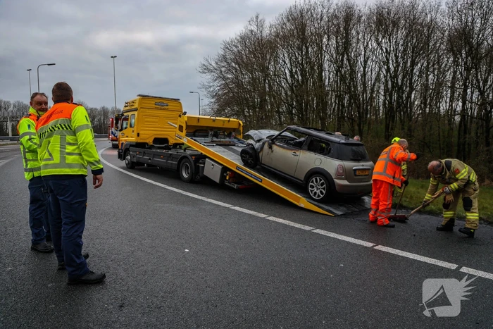 Mini Cooper uitgebrand op afrit van snelweg
