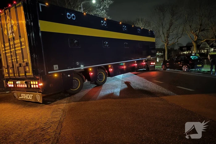 Personenauto komt in botsing met vrachtauto