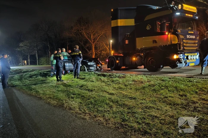 Personenauto komt in botsing met vrachtauto