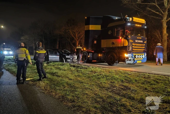 Personenauto komt in botsing met vrachtauto