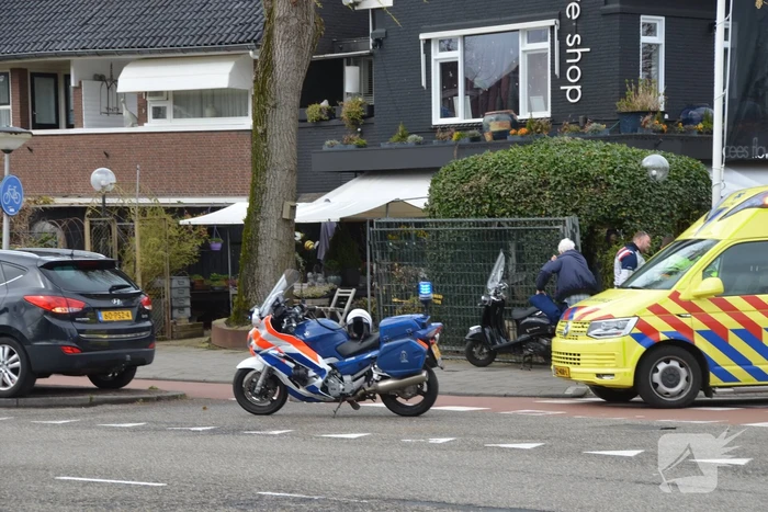 Scooterrijder in botsing met auto op kruising