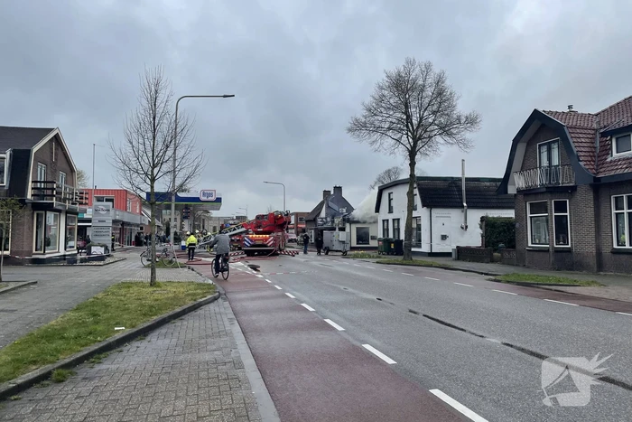 Enorme rookwolken bij brand in woning boven slagerij