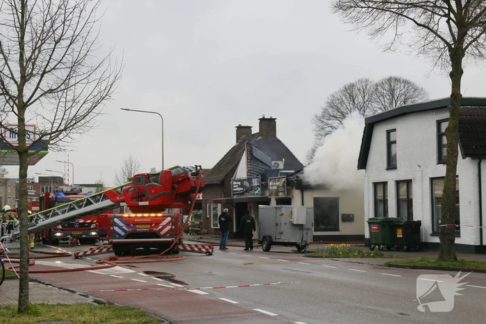 Enorme rookwolken bij brand in woning boven slagerij