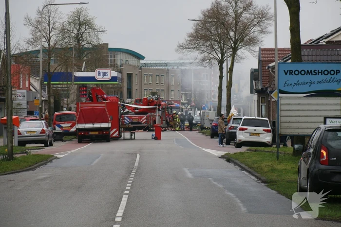 Enorme rookwolken bij brand in woning boven slagerij