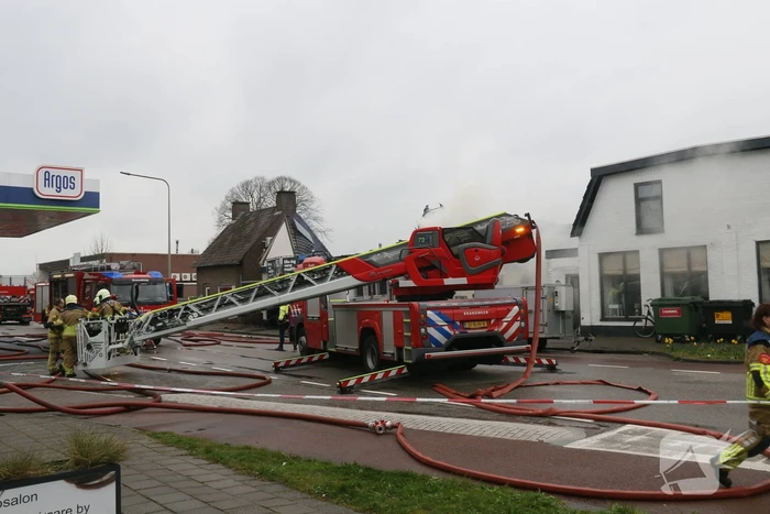Enorme rookwolken bij brand in woning boven slagerij
