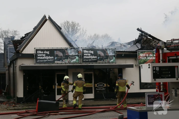 Enorme rookwolken bij brand in woning boven slagerij
