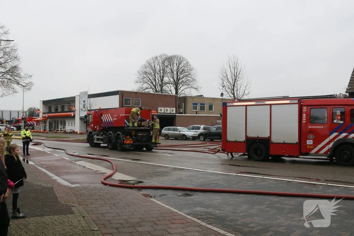 Enorme rookwolken bij brand in woning boven slagerij