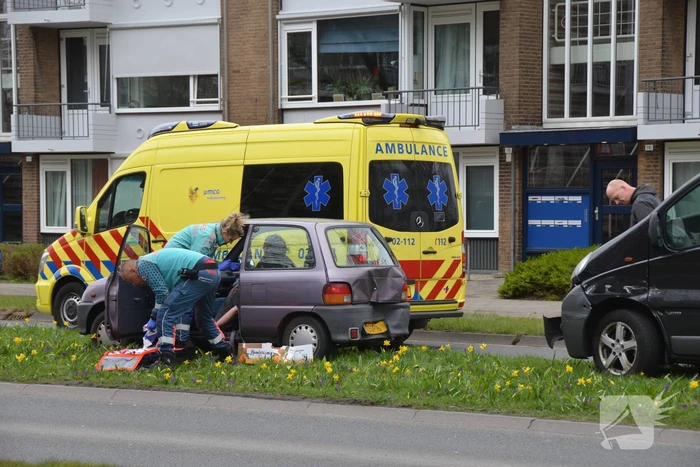 Bestuurder van bestelbus botst op voorganger