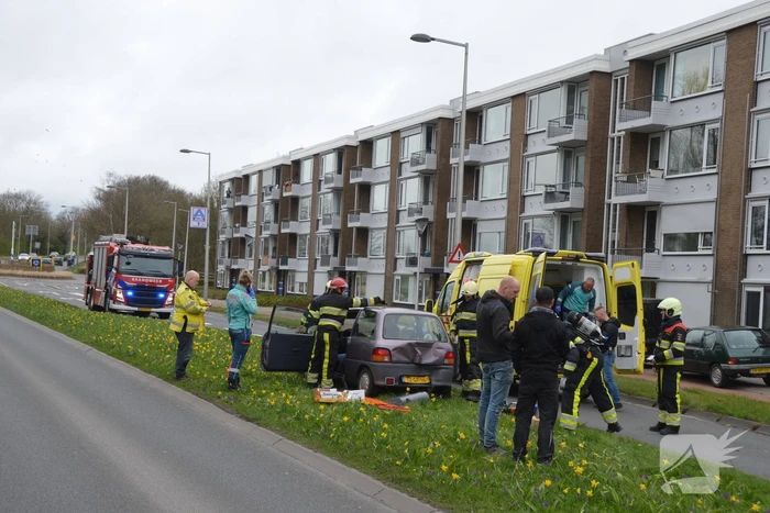 Bestuurder van bestelbus botst op voorganger