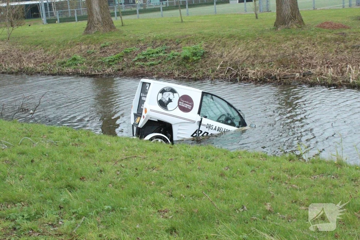 Bestuurder brommobiel rijdt de sloot in