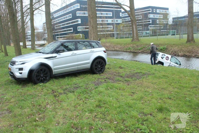 Bestuurder brommobiel rijdt de sloot in