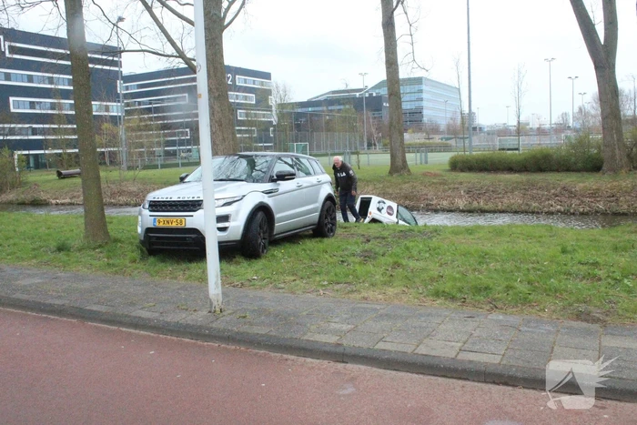 Bestuurder brommobiel rijdt de sloot in