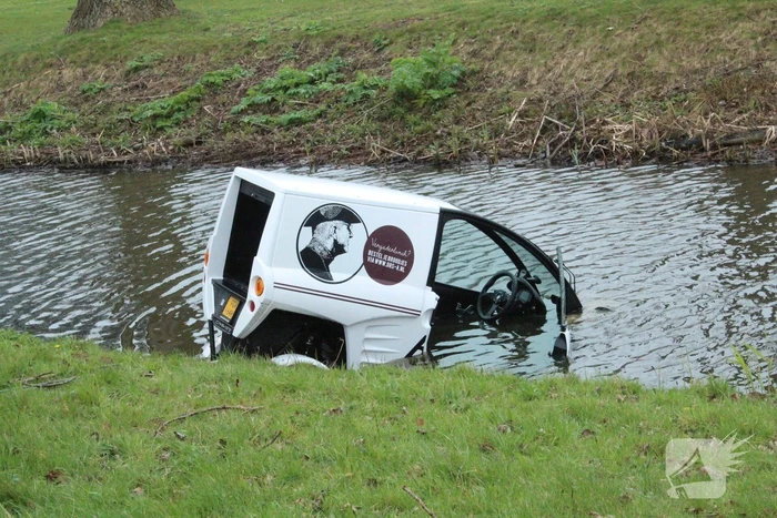 Bestuurder brommobiel rijdt de sloot in