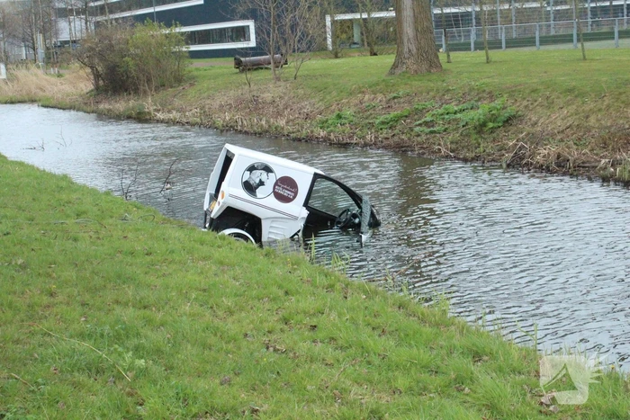 Bestuurder brommobiel rijdt de sloot in