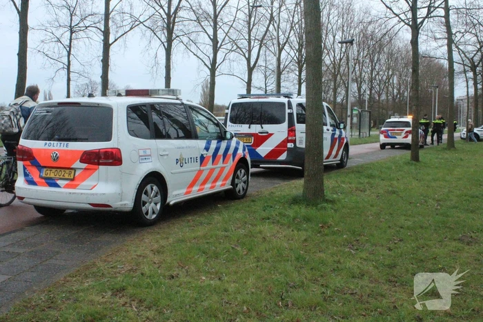 Bestuurder brommobiel rijdt de sloot in