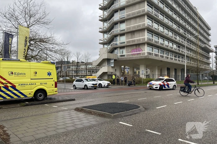 Scooterrijdster gewond bij botsing op bezorg auto