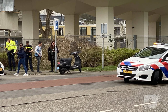 Scooterrijdster gewond bij botsing op bezorg auto