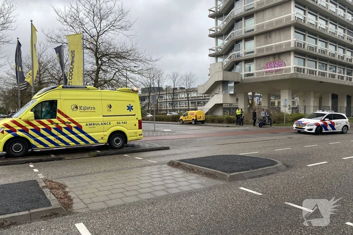 Scooterrijdster gewond bij botsing op bezorg auto