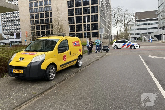 Scooterrijdster gewond bij botsing op bezorg auto