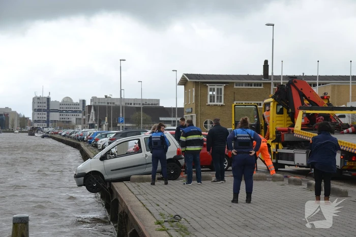 Auto wordt door harde wind bijna te water geblazen