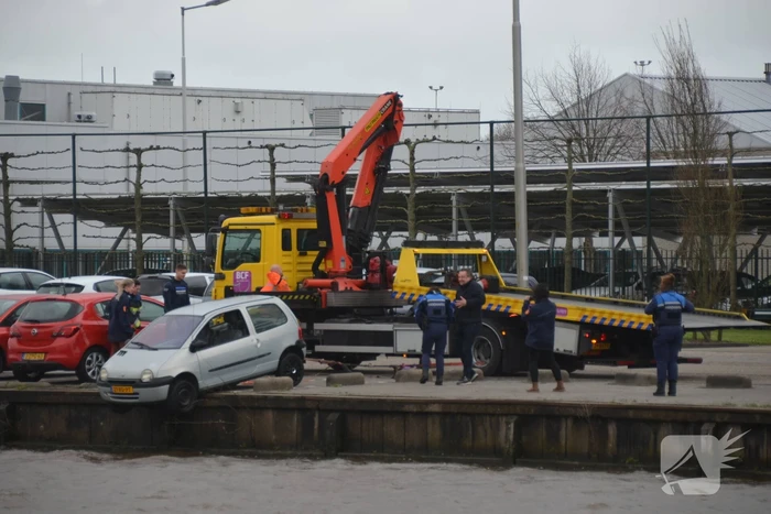Auto wordt door harde wind bijna te water geblazen