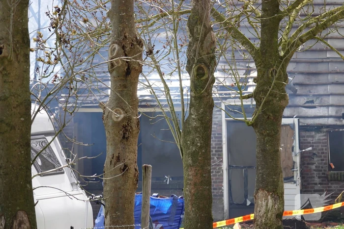 Uitslaande brand verwoest oude varkenshouderij