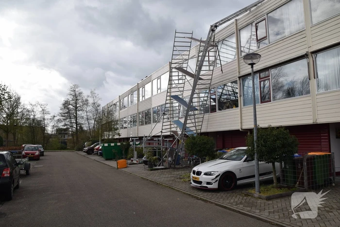 Steiger en bouwlift dreigt op auto te vallen