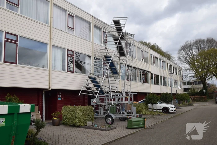 Steiger en bouwlift dreigt op auto te vallen