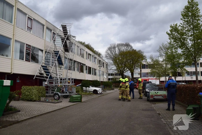 Steiger en bouwlift dreigt op auto te vallen
