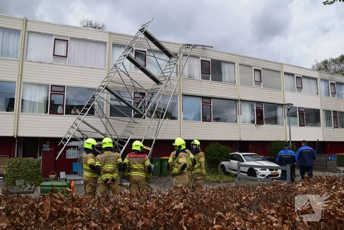 Steiger en bouwlift dreigt op auto te vallen