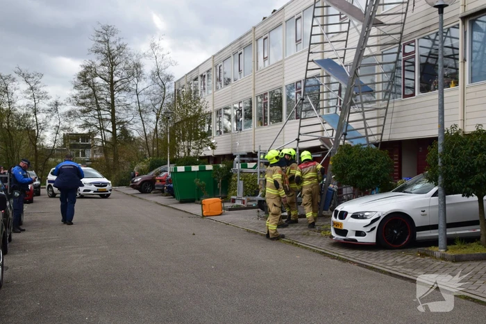 Steiger en bouwlift dreigt op auto te vallen