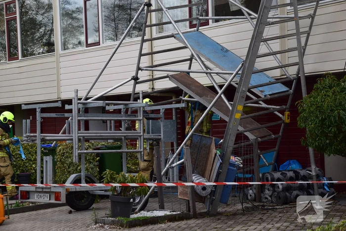 Steiger en bouwlift dreigt op auto te vallen