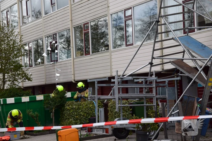 Steiger en bouwlift dreigt op auto te vallen
