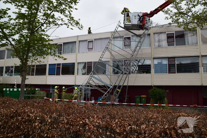 Steiger en bouwlift dreigt op auto te vallen