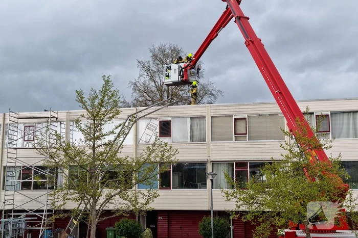 Steiger en bouwlift dreigt op auto te vallen