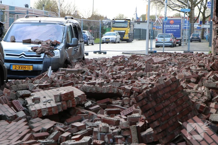 Voertuigen beschadigd na instorten gevel door storm