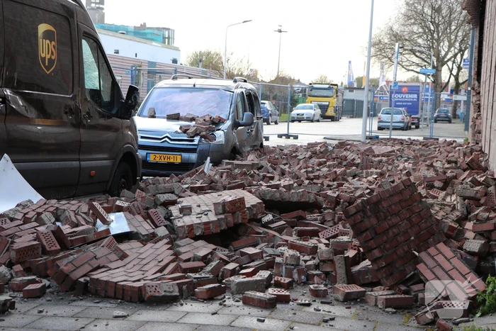 Voertuigen beschadigd na instorten gevel door storm