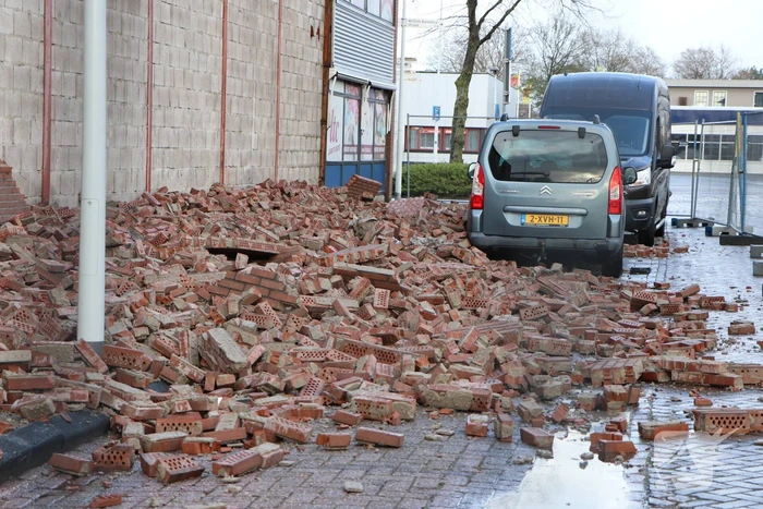 Voertuigen beschadigd na instorten gevel door storm