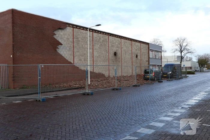 Voertuigen beschadigd na instorten gevel door storm